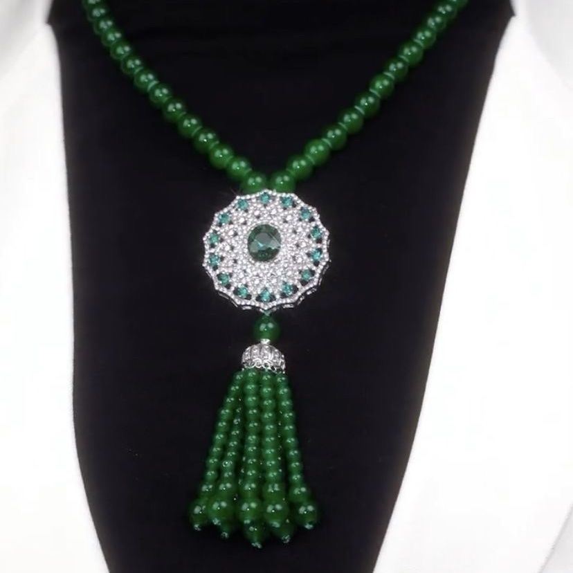 A luxurious green ruyi tassel necklace for women, 2023 new style, trendy and high-end, slightly studded with diamonds, heavy industry, grand pendant detail image 6