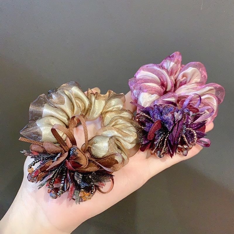 The Korean-style hair tie for women is fashionable and elegant. It exudes a sense of style. The hair tie is coiled, and the hair band is a silk headwear. It is trendy detail image 13