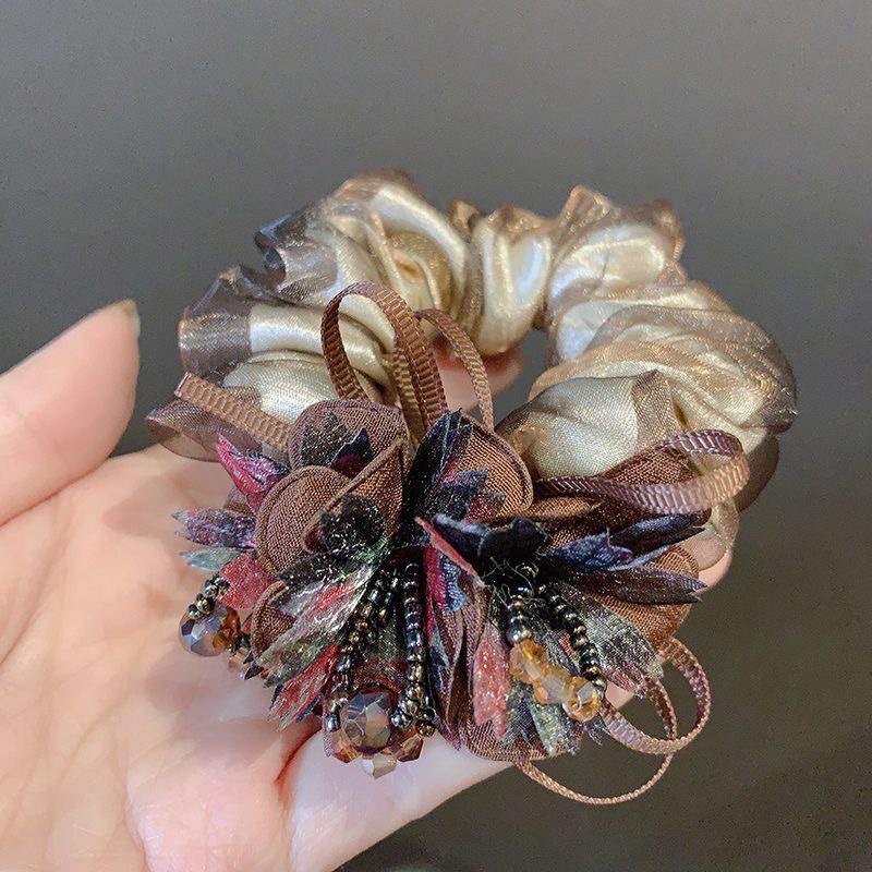 The Korean-style hair tie for women is fashionable and elegant. It exudes a sense of style. The hair tie is coiled, and the hair band is a silk headwear. It is trendy Specification image