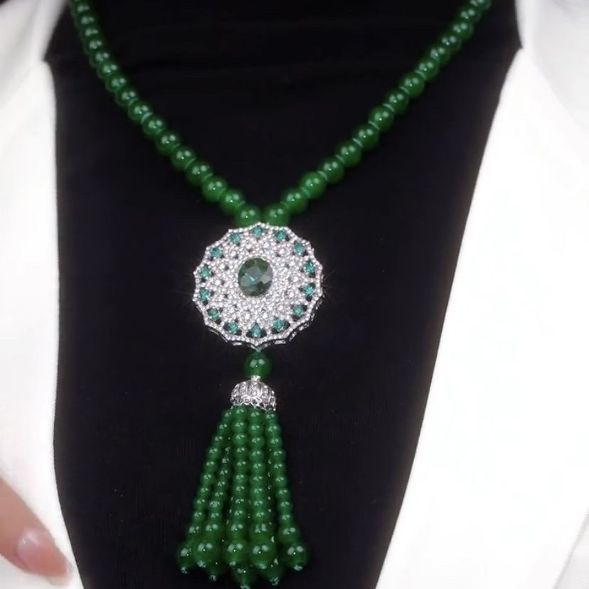 A luxurious green ruyi tassel necklace for women, 2023 new style, trendy and high-end, slightly studded with diamonds, heavy industry, grand pendant detail image 7