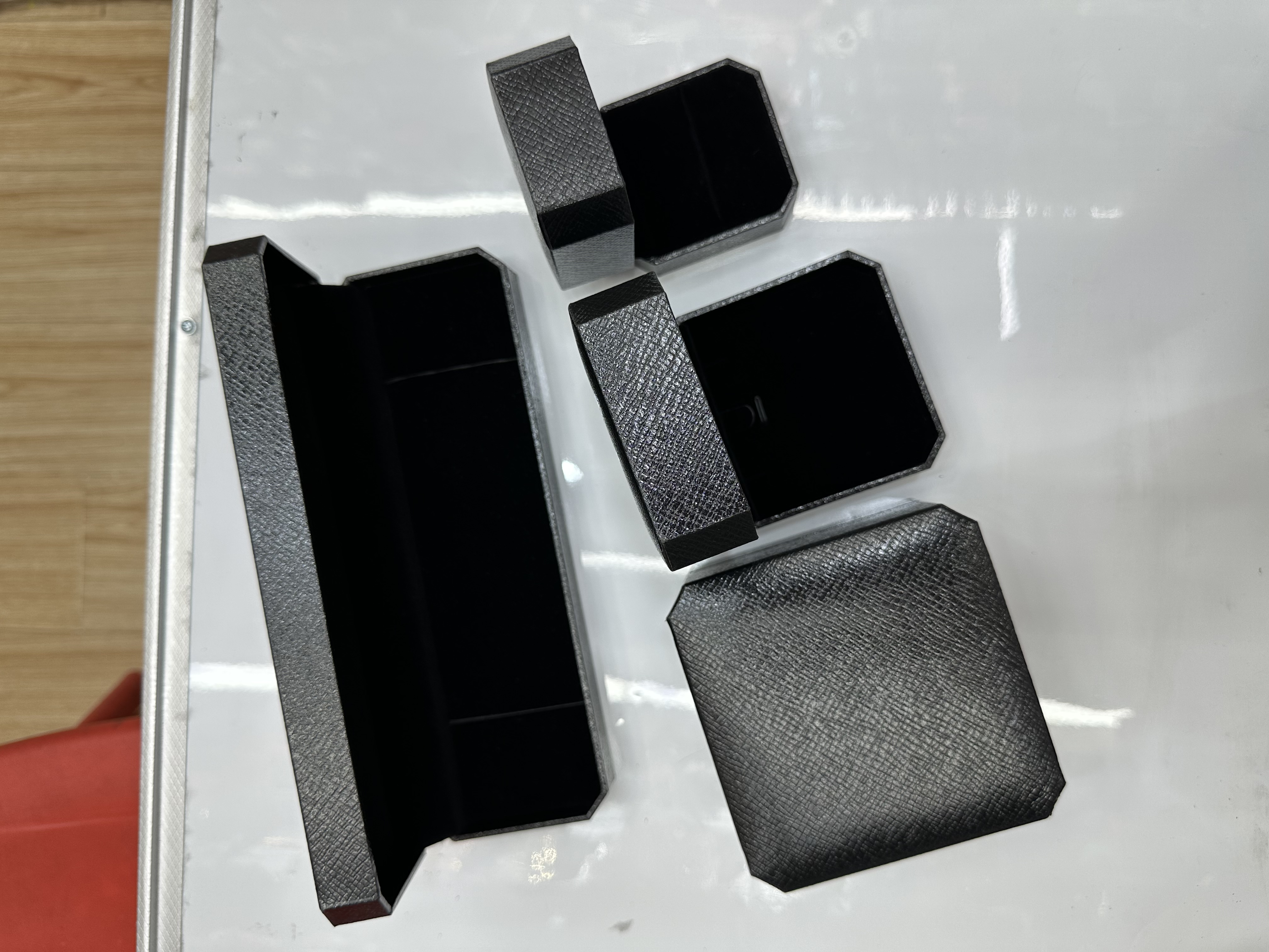 高档皮革饰品盒项链盒耳钉盒黑色展示盒产品图