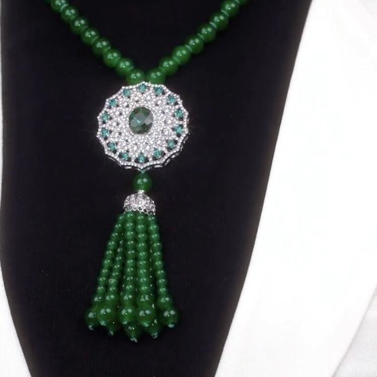 A luxurious green ruyi tassel necklace for women, 2023 new style, trendy and high-end, slightly studded with diamonds, heavy industry, grand pendant Application Scenario