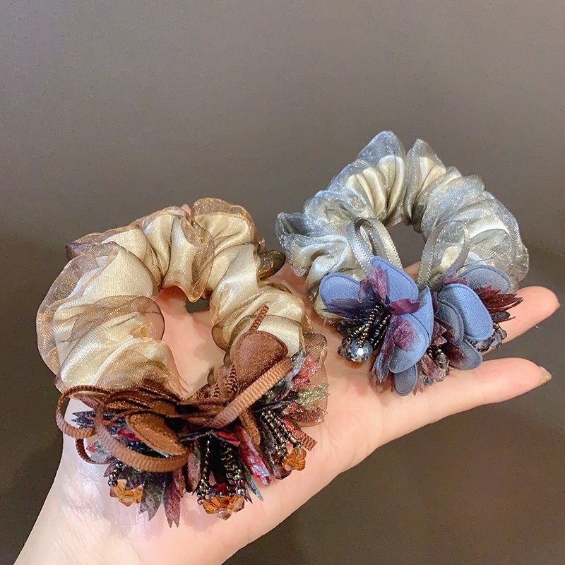 The Korean-style hair tie for women is fashionable and elegant. It exudes a sense of style. The hair tie is coiled, and the hair band is a silk headwear. It is trendy Item Picture