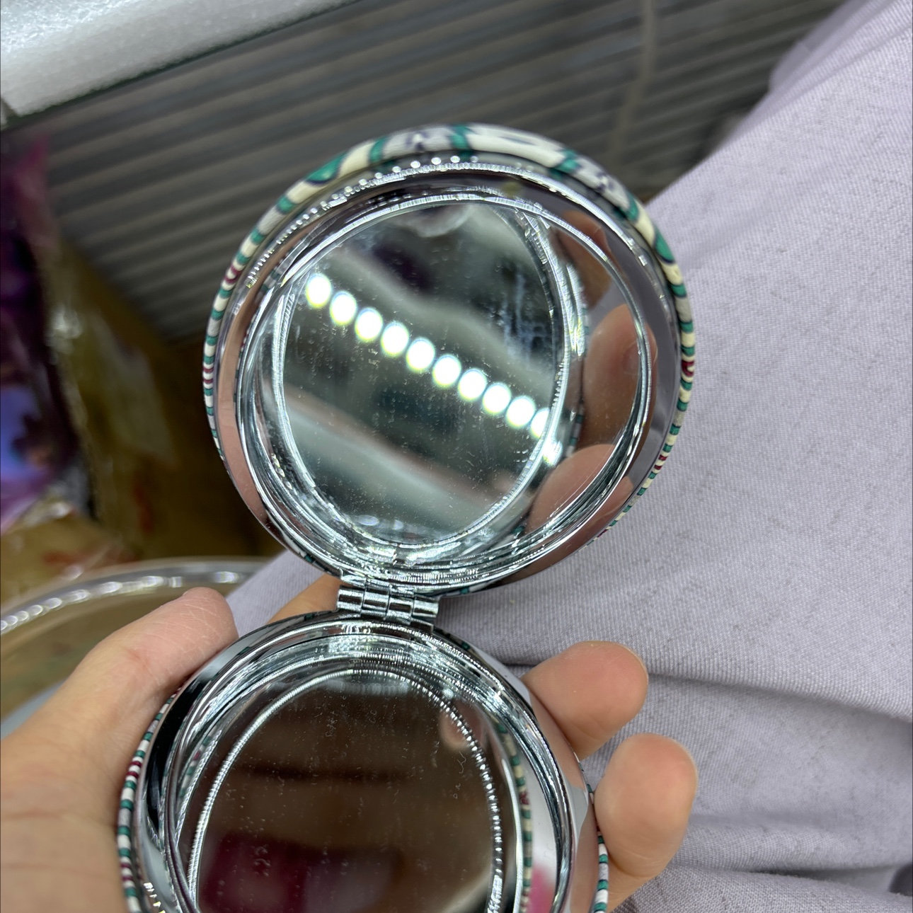 Ethnic-style makeup mirror, mini makeup mirror, oval makeup mirror, touch-up small mirror, mini handheld flip cover, folding square, simple cartoon, portable pocket makeup mirror, double-sided Specification image