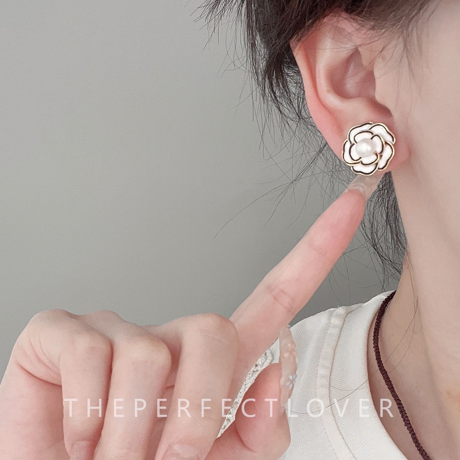 French retro chanel-style freshwater pearl camellia ear studs, fashionable and high-end women's earrings, 2024 new style detail image 2