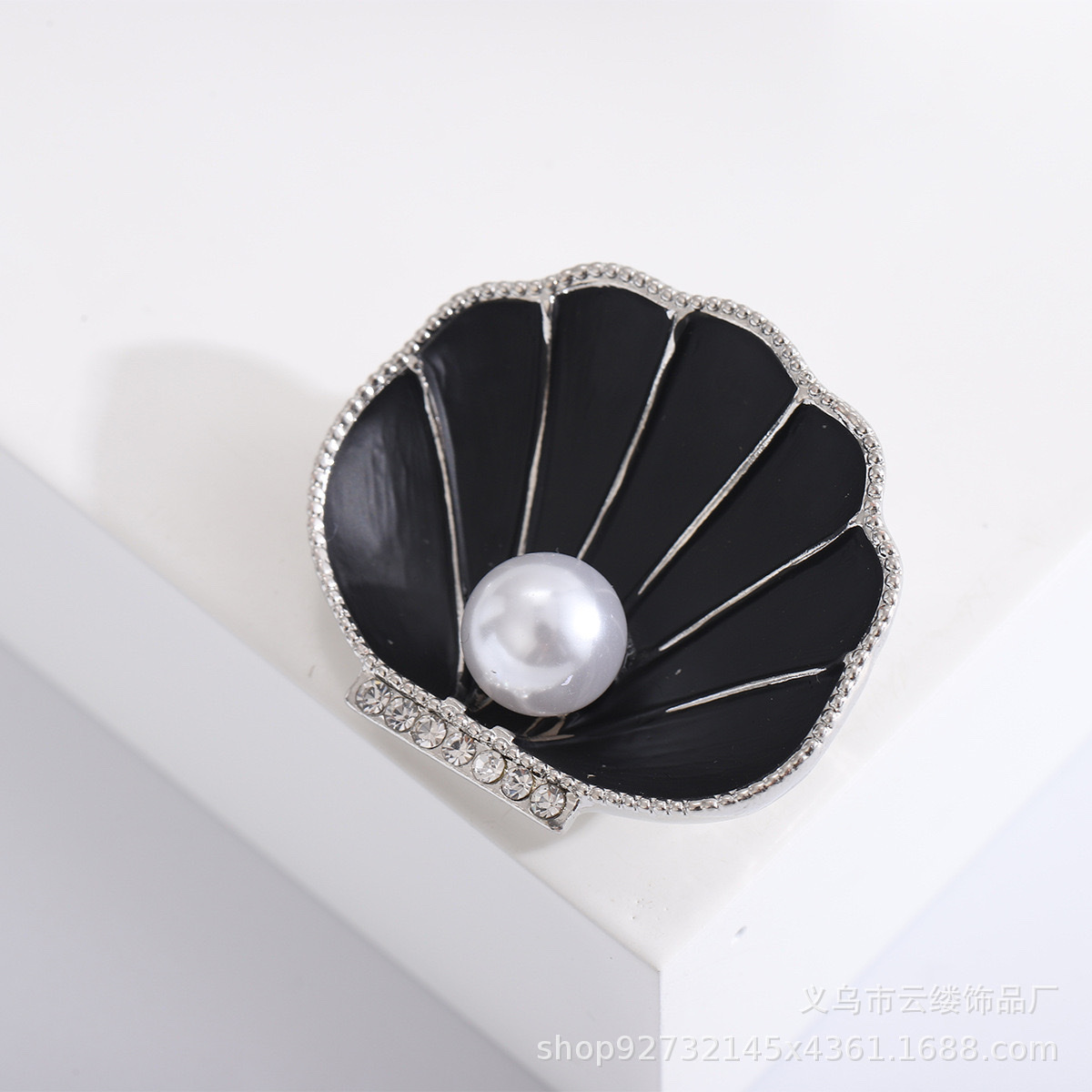 Factory direct sales and wholesale of European-style shell painting oil brooches, pins and corsages detail image 3