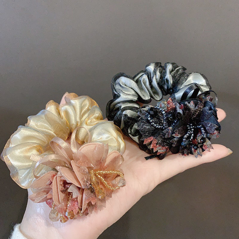 The Korean-style hair tie for women is fashionable and elegant. It exudes a sense of style. The hair tie is coiled, and the hair band is a silk headwear. It is trendy detail image 12