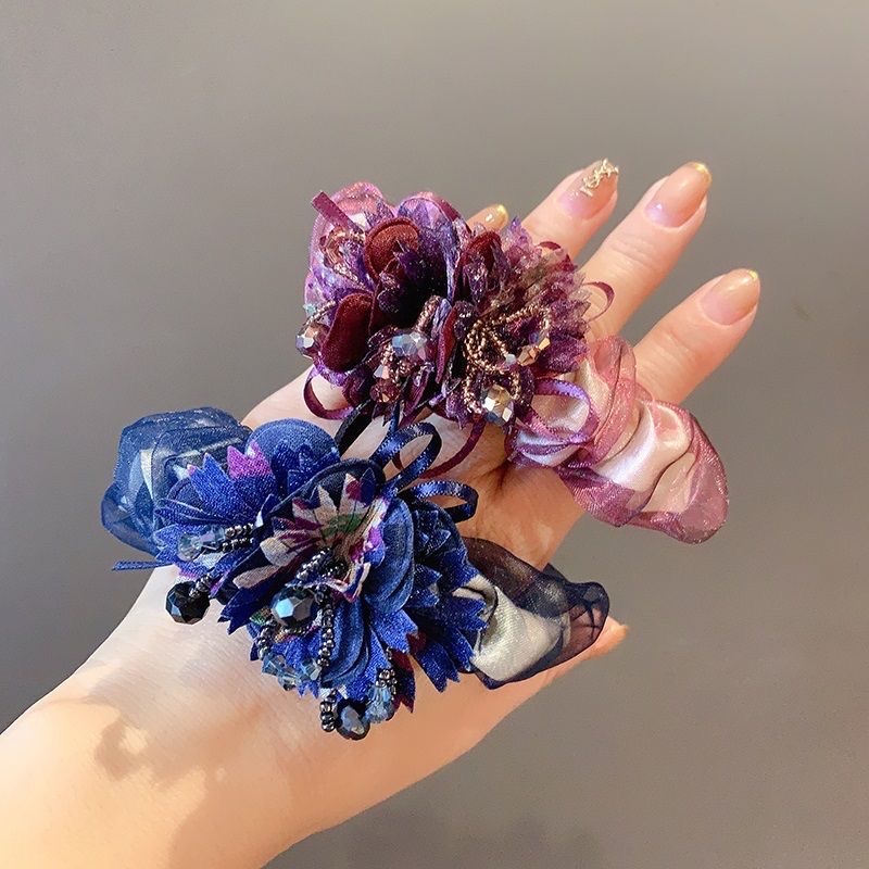 The Korean-style hair tie for women is fashionable and elegant. It exudes a sense of style. The hair tie is coiled, and the hair band is a silk headwear. It is trendy detail image 5