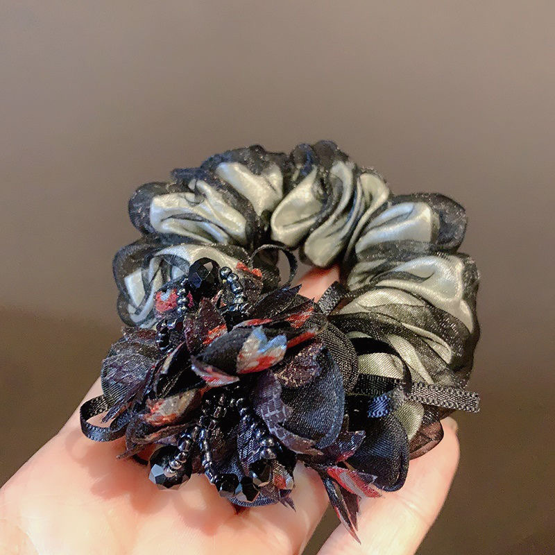 The Korean-style hair tie for women is fashionable and elegant. It exudes a sense of style. The hair tie is coiled, and the hair band is a silk headwear. It is trendy details Picture