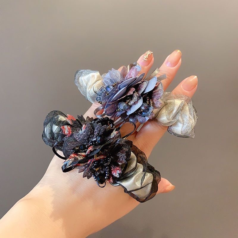 The Korean-style hair tie for women is fashionable and elegant. It exudes a sense of style. The hair tie is coiled, and the hair band is a silk headwear. It is trendy detail image 8