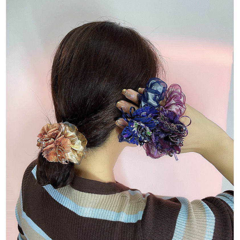 The Korean-style hair tie for women is fashionable and elegant. It exudes a sense of style. The hair tie is coiled, and the hair band is a silk headwear. It is trendy detail image 6