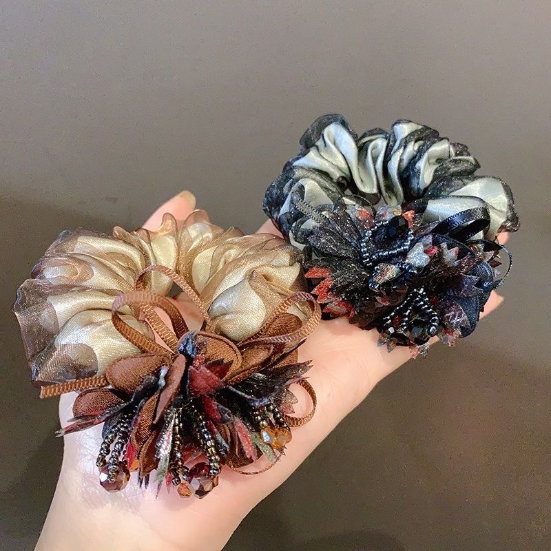 The Korean-style hair tie for women is fashionable and elegant. It exudes a sense of style. The hair tie is coiled, and the hair band is a silk headwear. It is trendy detail image 10