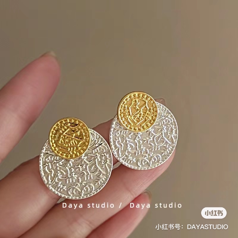Metal earrings, Korean style fashionable earrings for women, simple and elegant stud earrings, high-quality accessories, elegant earrings, gift decorations, Li Lei accessories 1 details Picture