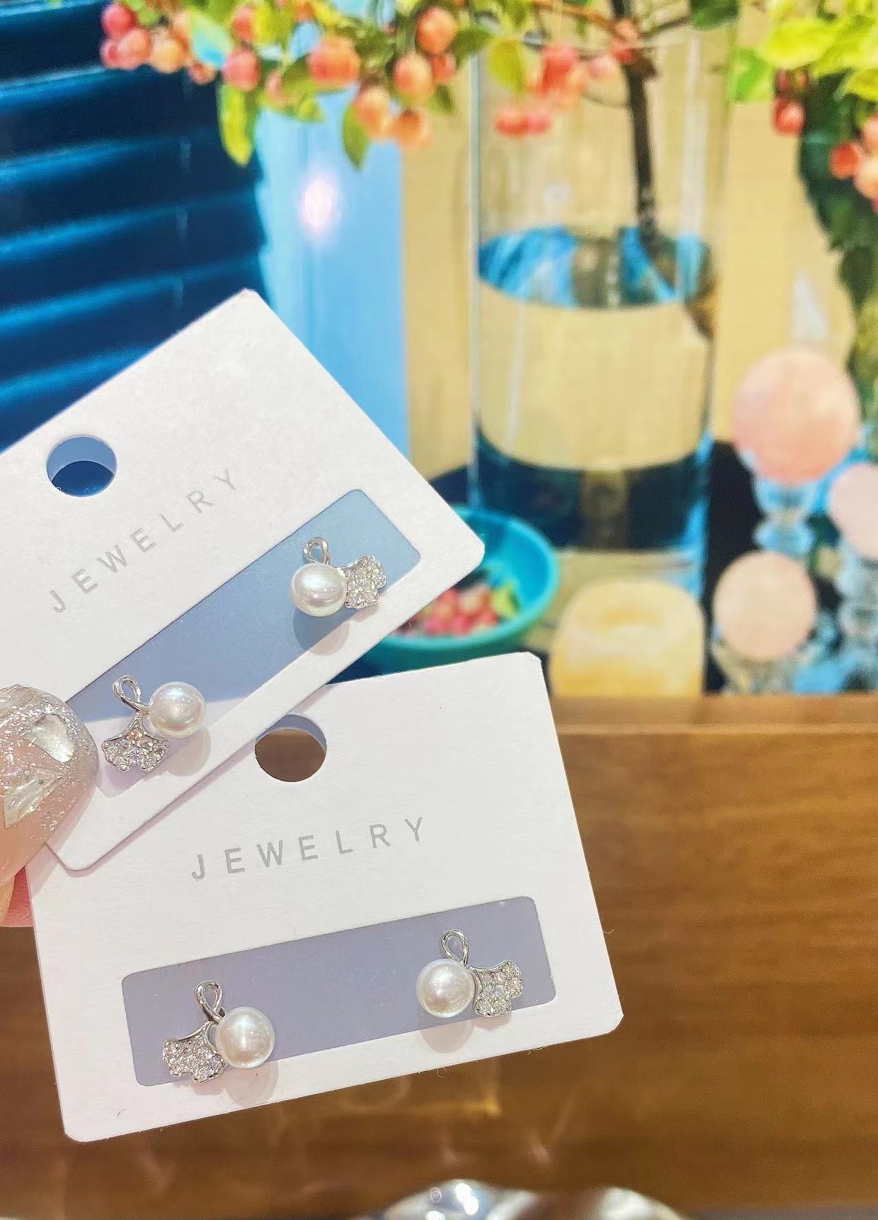 925纯银珍珠耳钉   简约时尚高级百搭款  混款批发   耳饰细节图