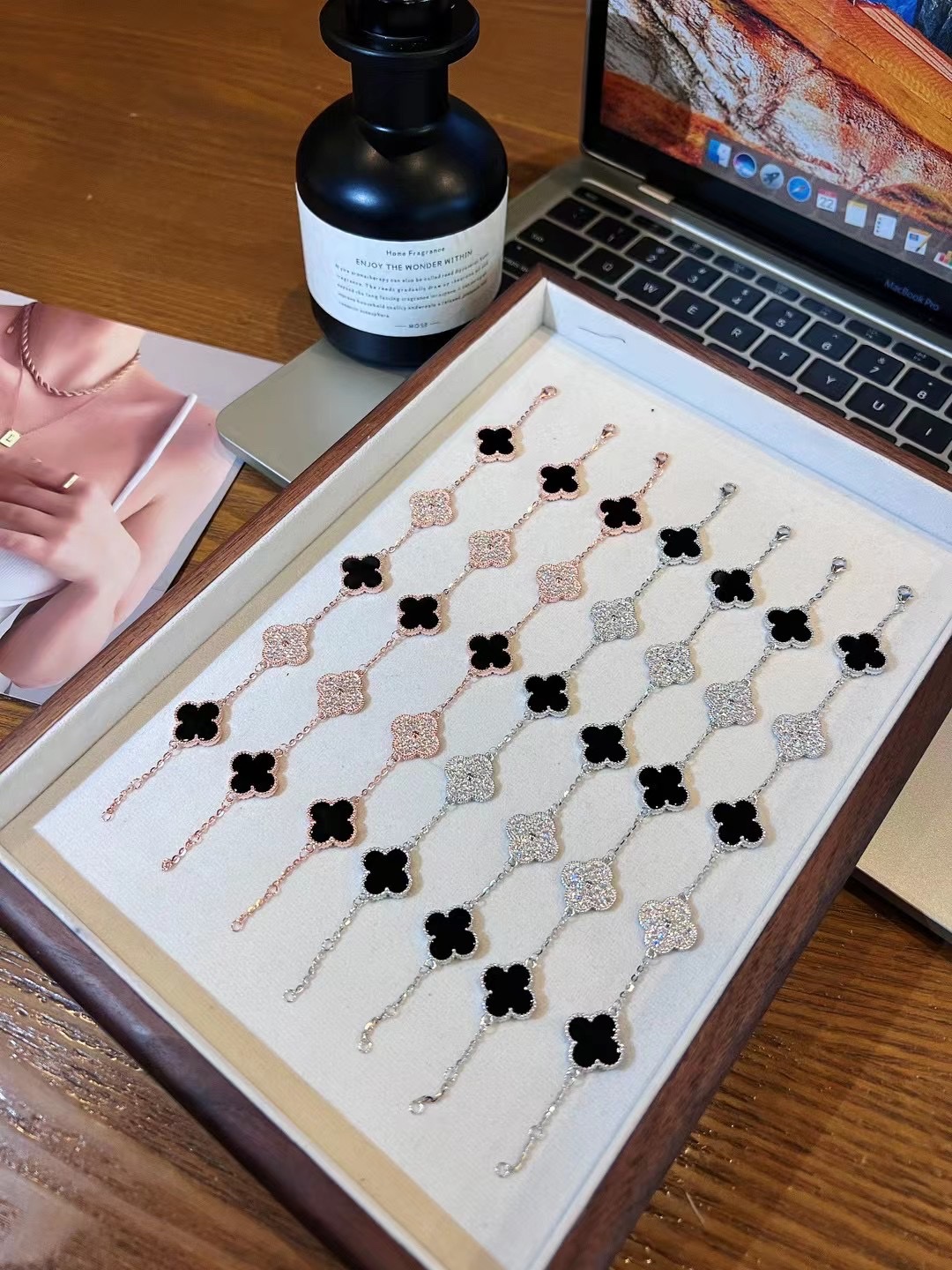 925纯银手链 四叶草黑色红色双色可选 时尚个性韩版设计 简约大方高贵气质首饰手串手链产品图