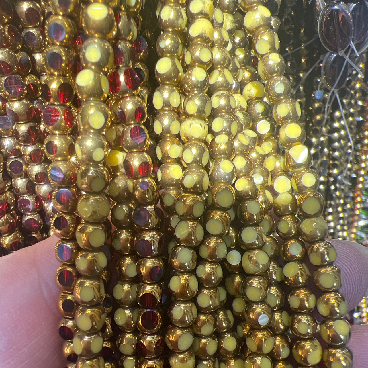 4厘4面电镀玻璃珠子款式新颖时尚独特潮流经典款民族风格适合各种风格饰品等白底实物图