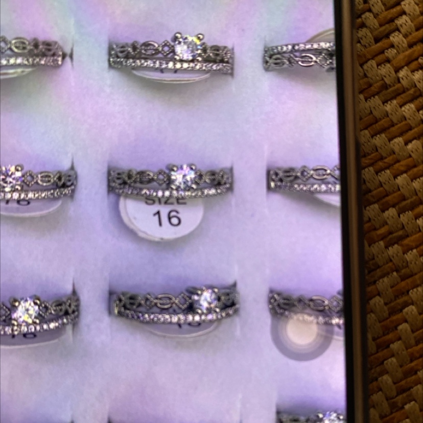 铜女士戒指锆石镶嵌 银色戒指女款个性设计 材质耐磨耐腐蚀 高级感满满的戒指礼物