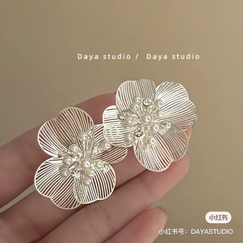 金属珍珠点缀耳环耳钉 精致女士饰品 优雅耳饰 时尚潮流耳环款式 美丽耳饰装饰品 李雷饰品L0071