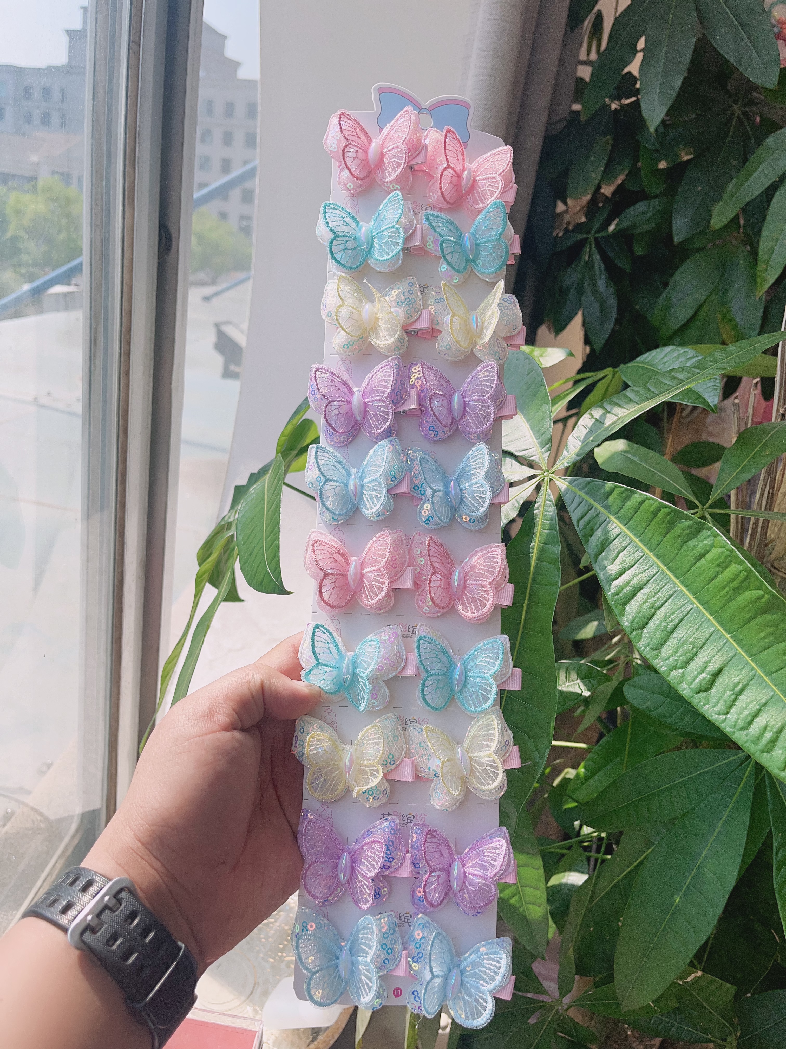 Butterflies are fluttering, creating creative hair clips and accessories