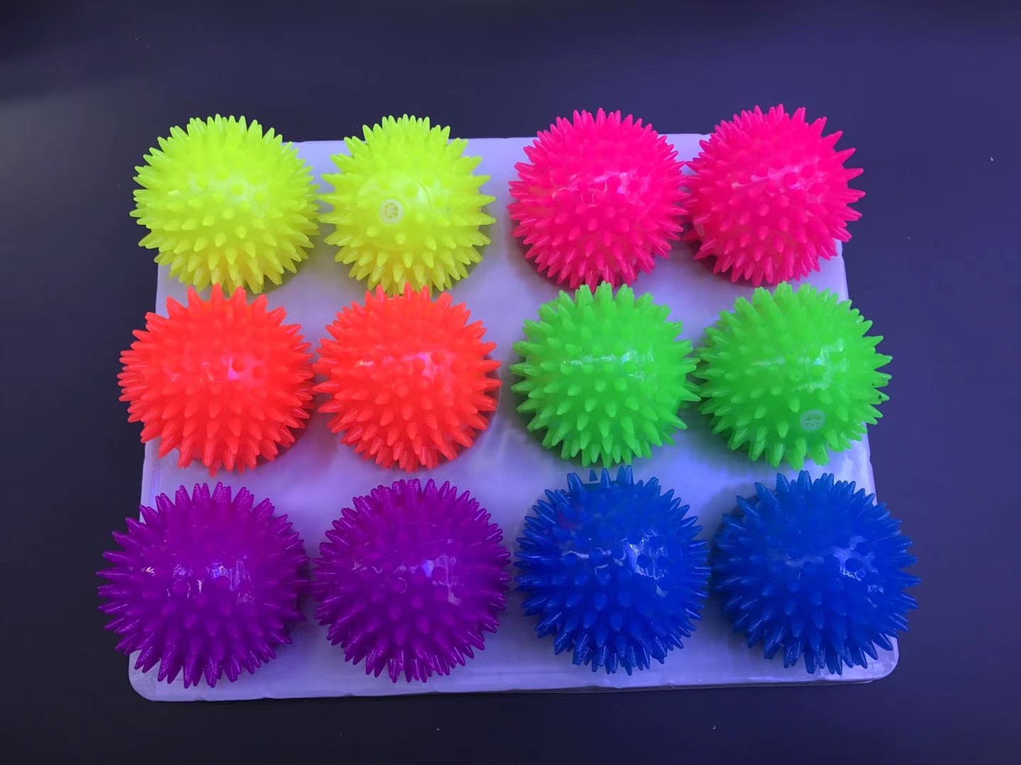 6.5按摩球 哨子球 发光儿童玩具发光玩具地摊摆摊玩具产品图