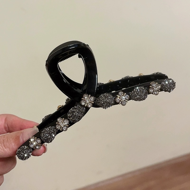 Korean high-end water diamond large scratch-clip women's 2024 new style shark clip at the back of the head, elegant hair clip, updo headwear Application Scenario