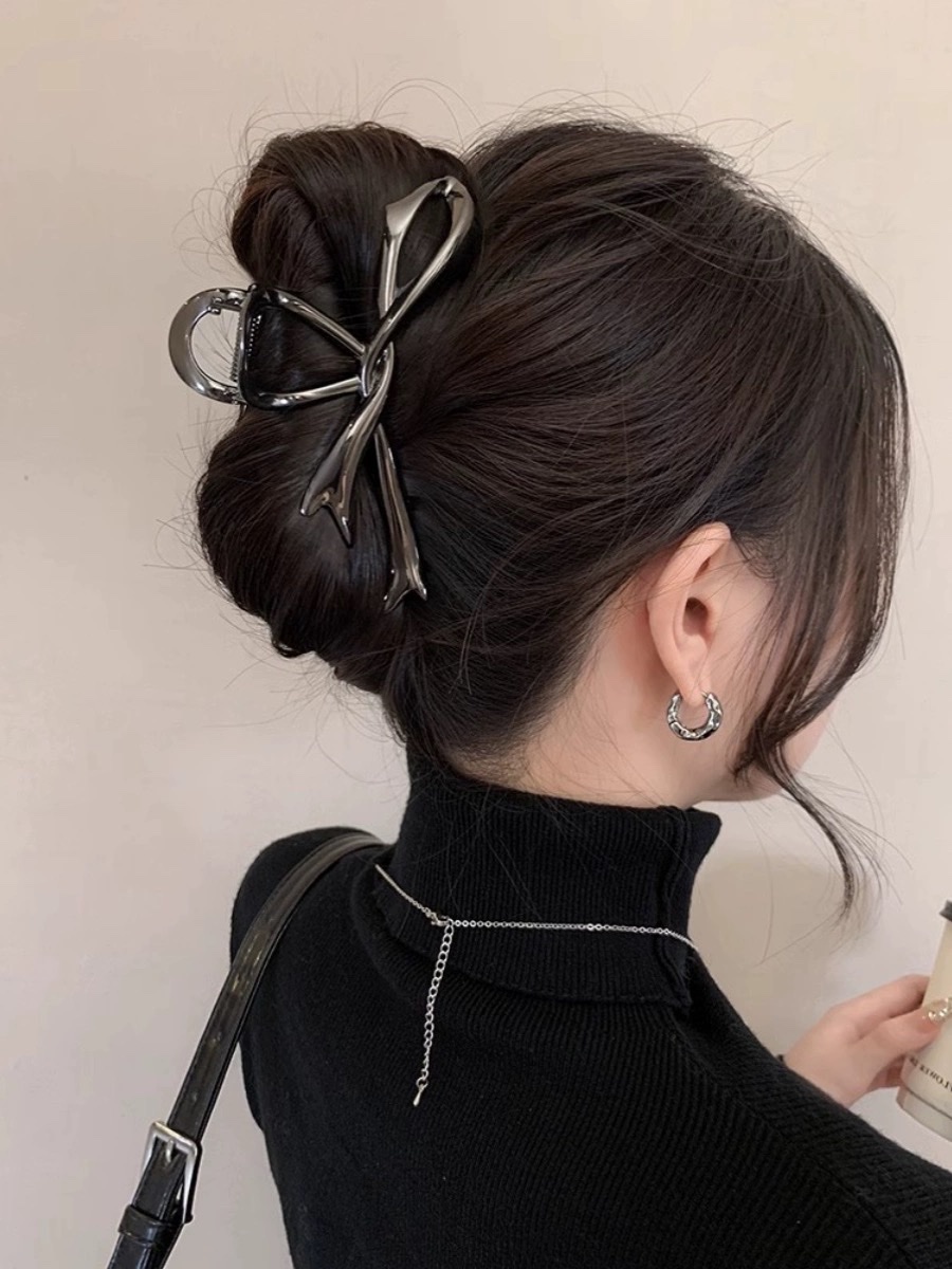 French designer LMKL's bowknot grab women's 2024 new high-end updo shark clip simple hair clip Application Scenario