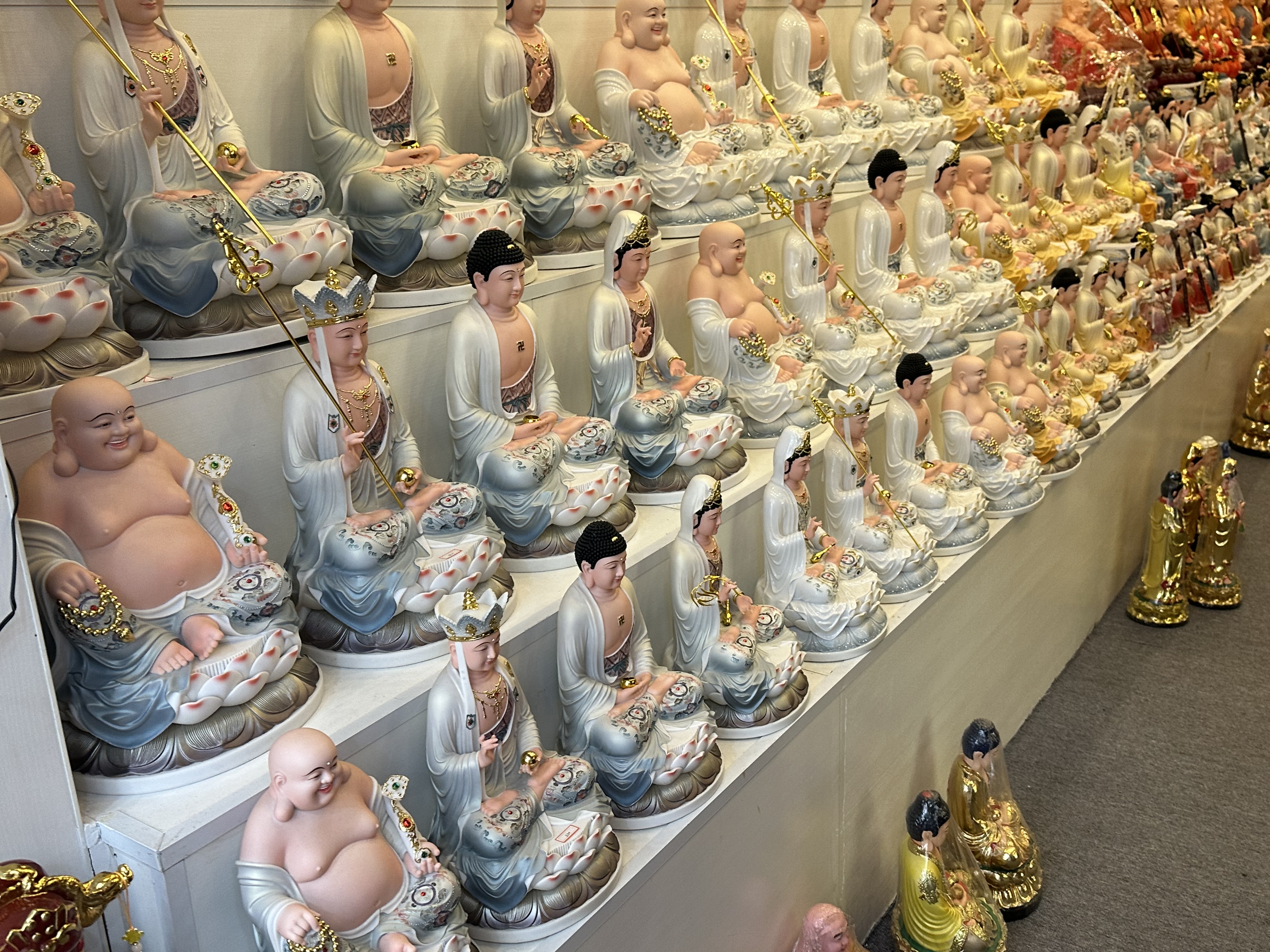 Specializing in the operation of temple supplies, ritual implements, gifts, halls for thousands and tens of thousands of Buddhas, and the design of Buddhist halls. All religious items such as Buddha statues, white marble, wood carvings and offerings detail image 6