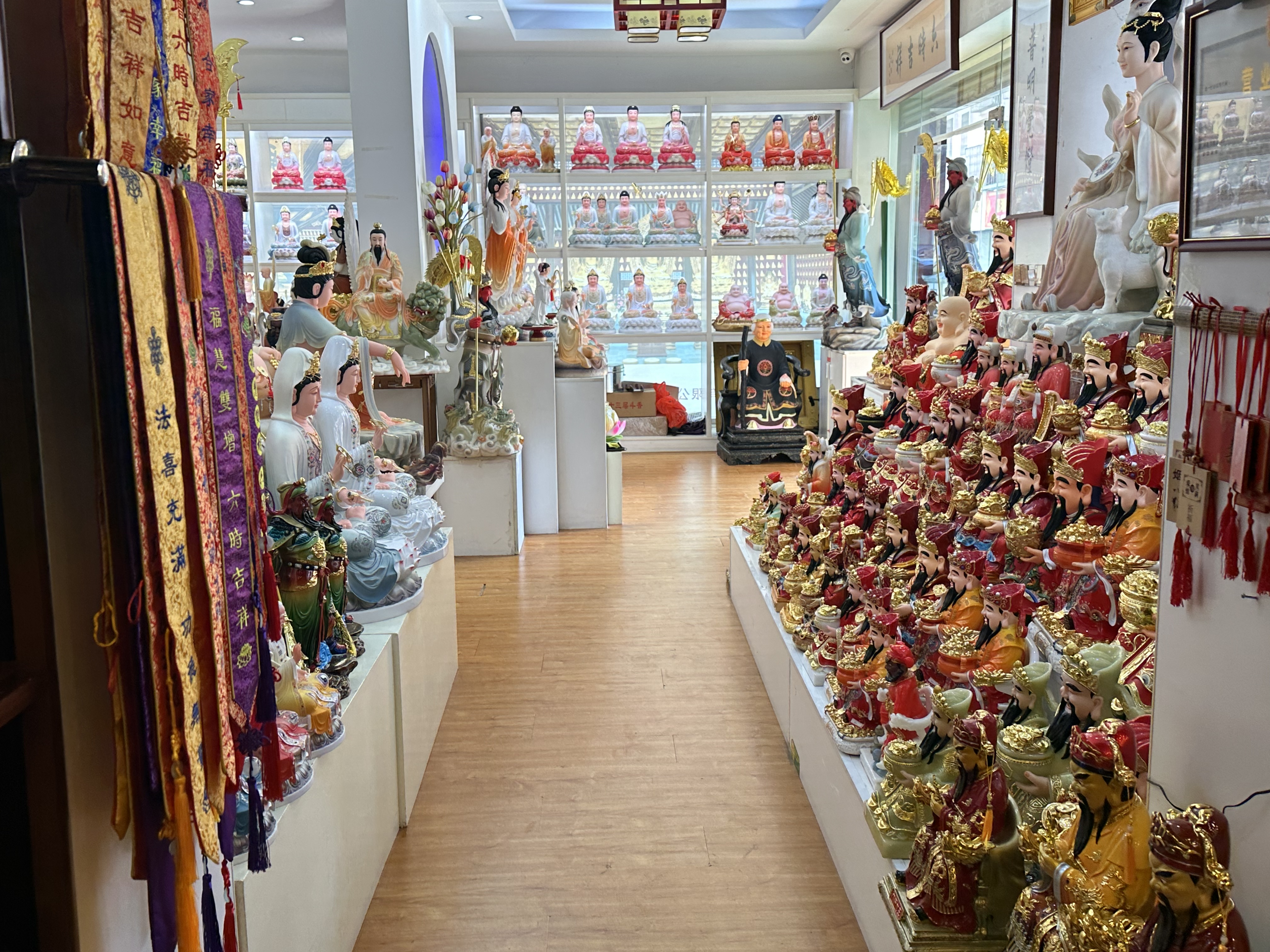 Specializing in the operation of temple supplies, ritual implements, gifts, halls for thousands and tens of thousands of Buddhas, and the design of Buddhist halls. All religious items such as Buddha statues, white marble, wood carvings and offerings detail image 8