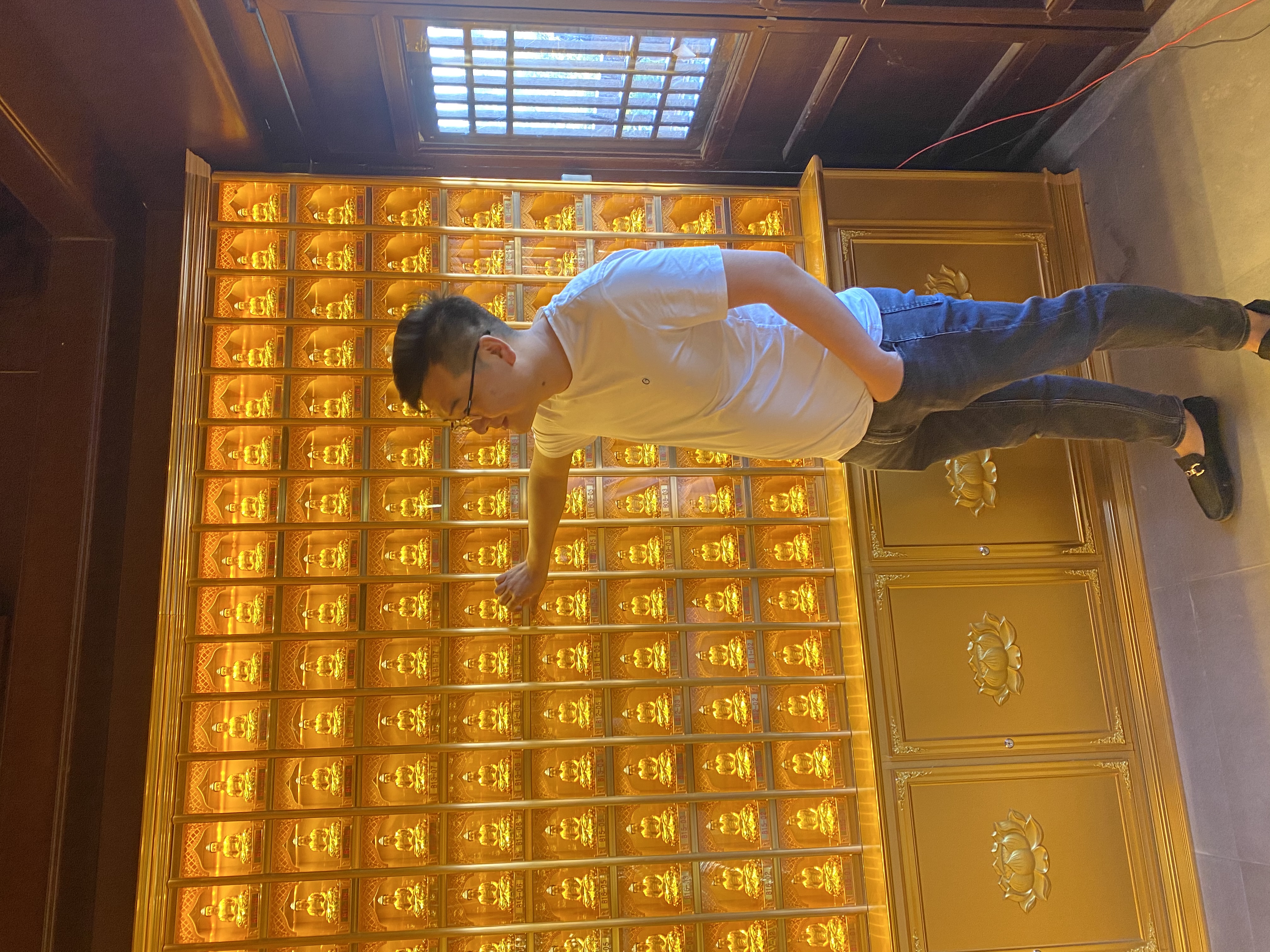 Buddhist supplies, Buddha statues, temple architectural decoration design details Picture