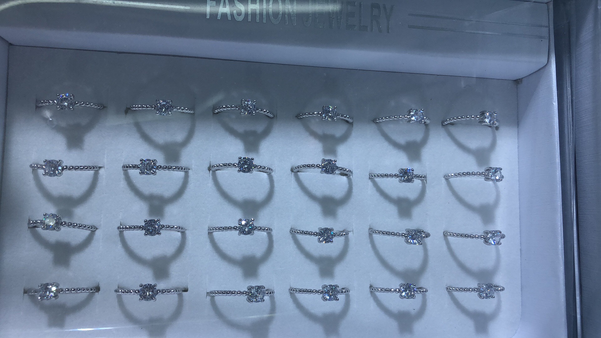 铜镶锆石电镀银色，开口设计，时尚韩版精致冷淡风戒指银戒指女个性银戒指女个性白底实物图