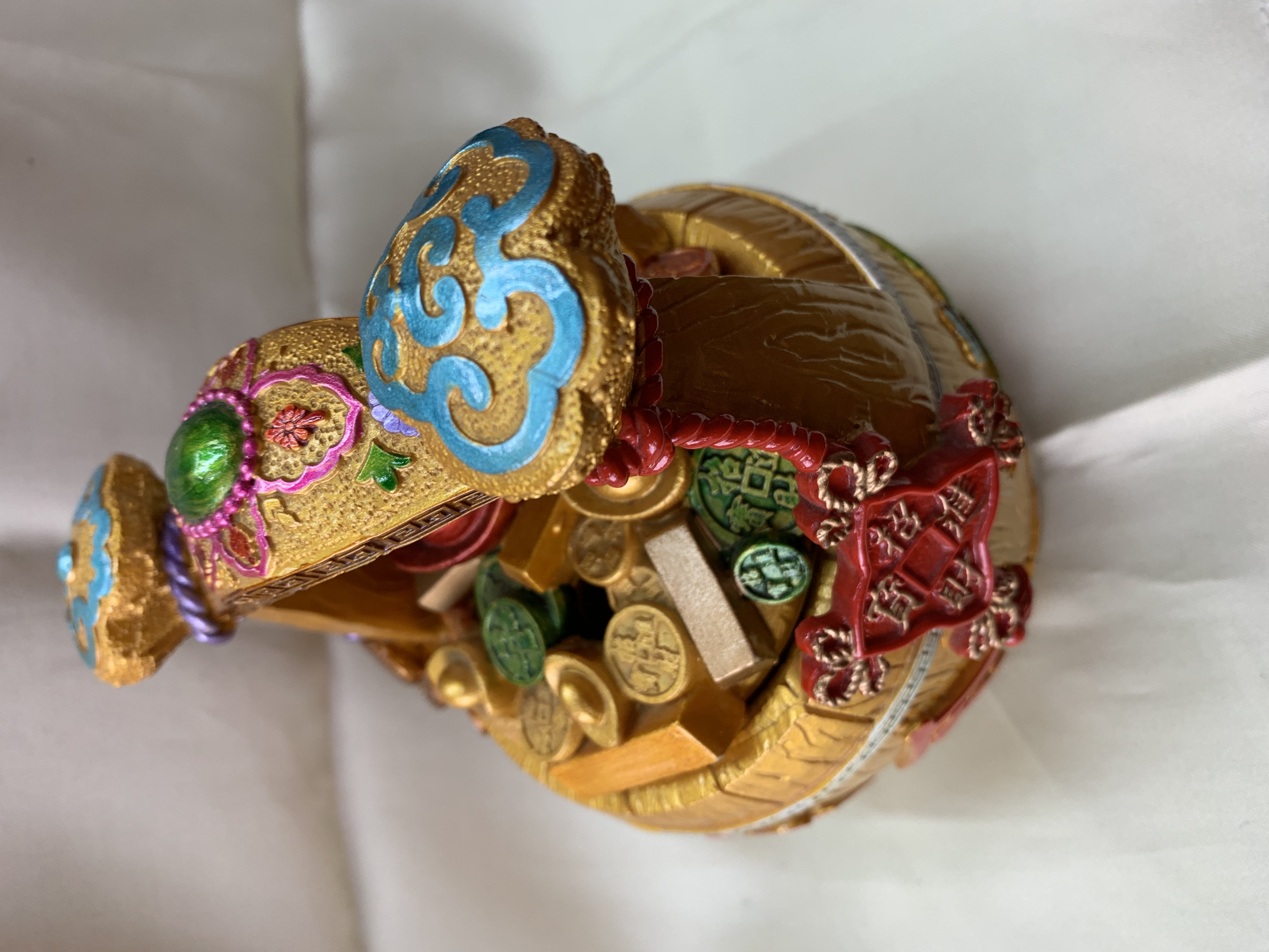 CAI's exquisite resin material hand-painted decorative items 10485 One Bucket of Gold (Treasure Basin) Home decorative items Application Scenario
