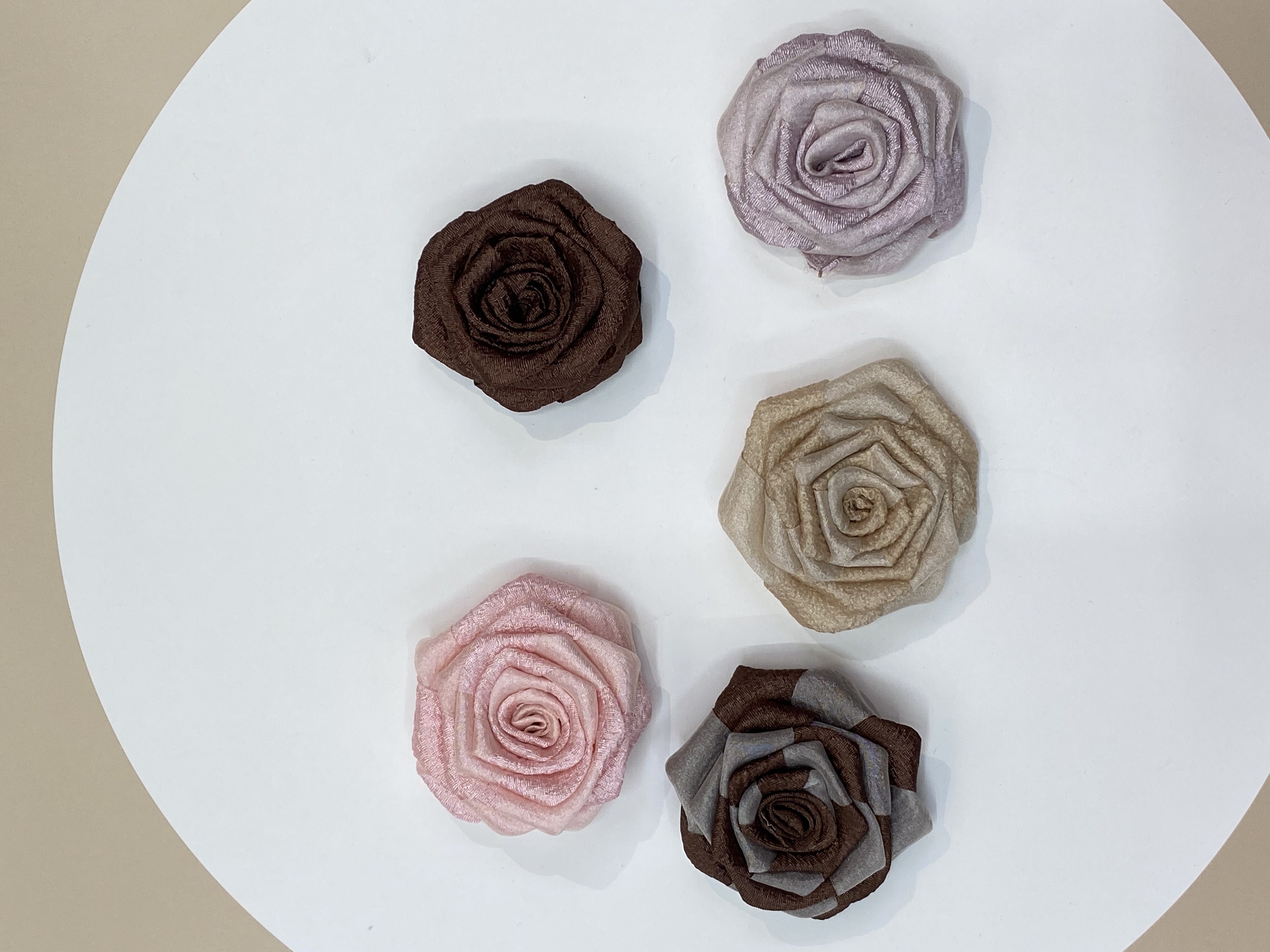 A popular online hit small-sized reverse-rolled rose accessory