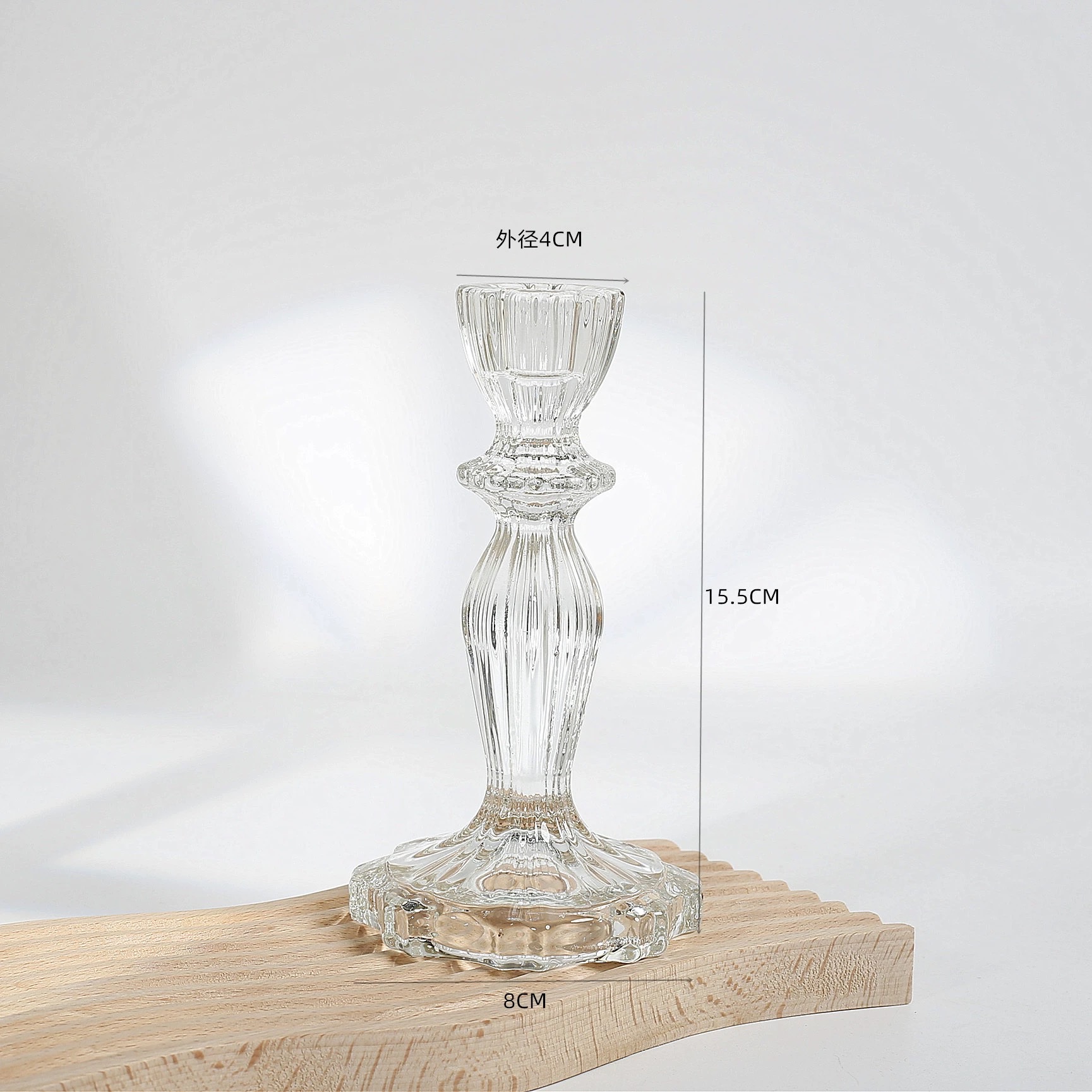 The European-style noodles are decorated with wind wax coffee, and the candles and coffee items are arranged in the northern part of the city. The incense is placed on a plate at the Bomatai Table Restaurant