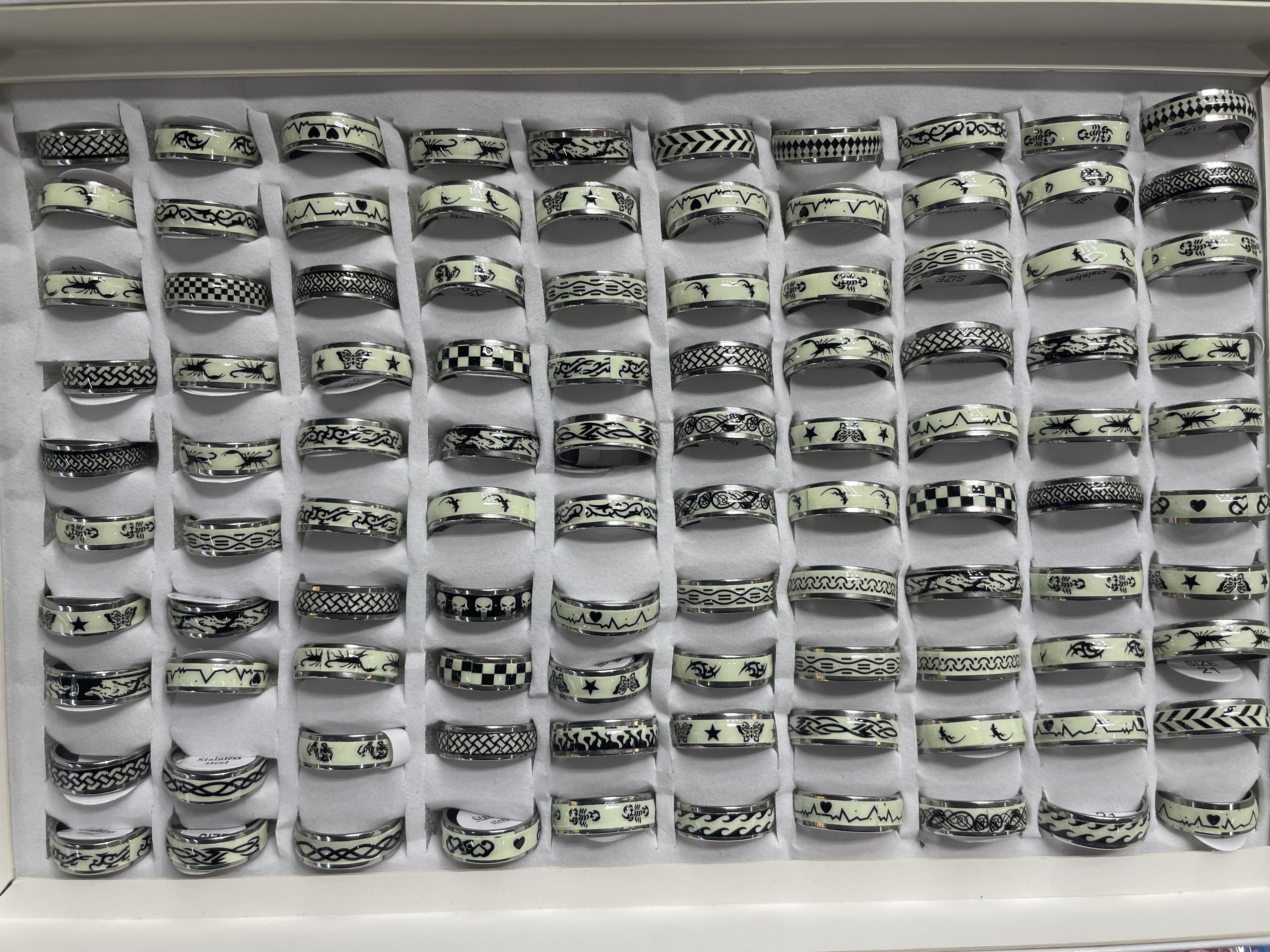 The unique design of the alloy ring is fashionable and trendy for women. The alloy ring is exquisitely crafted by hand details Picture