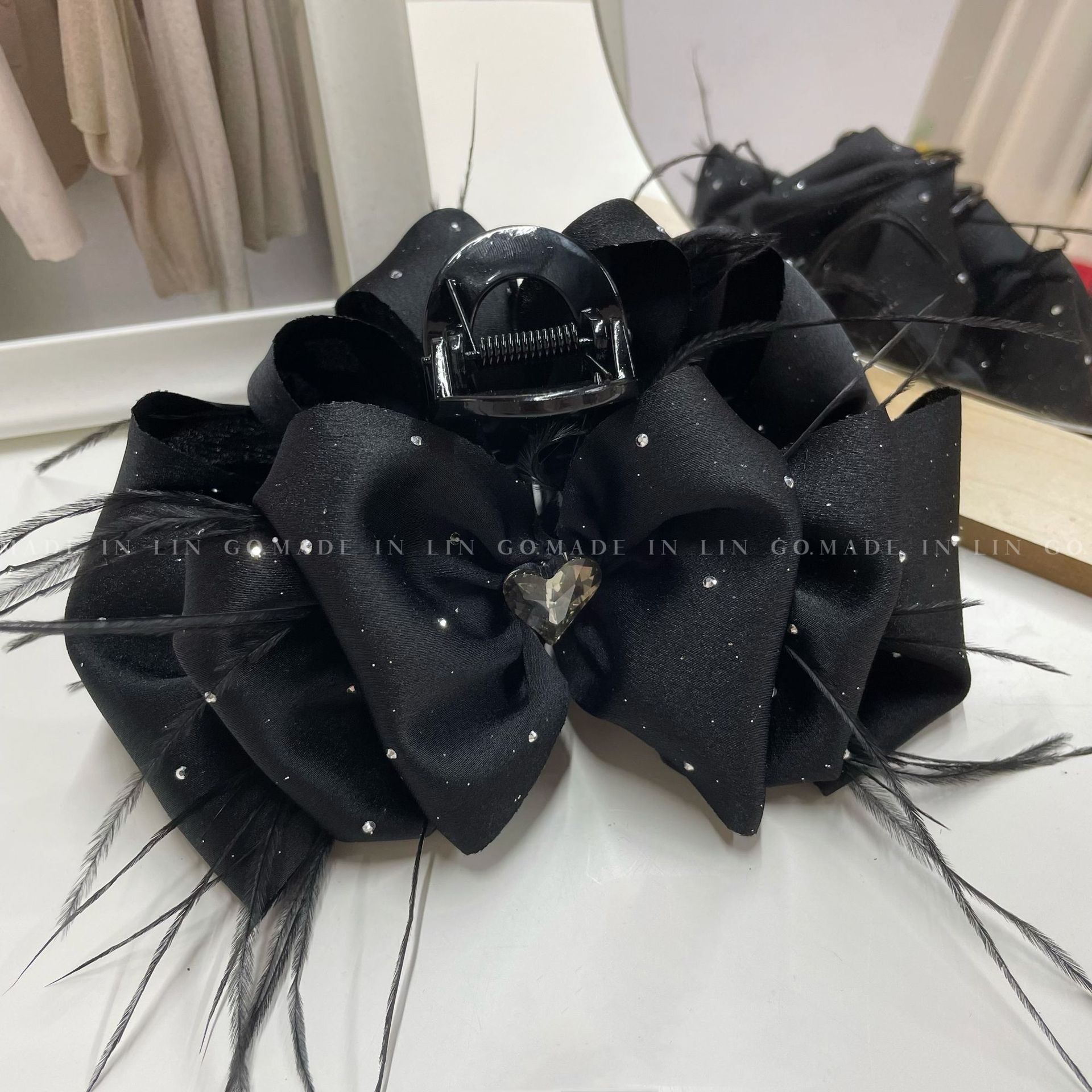 New simple and high-end starry sky satin feather gripper, versatile to show hair volume, heart water diamond, and niche shark hair gripper for women Specification image