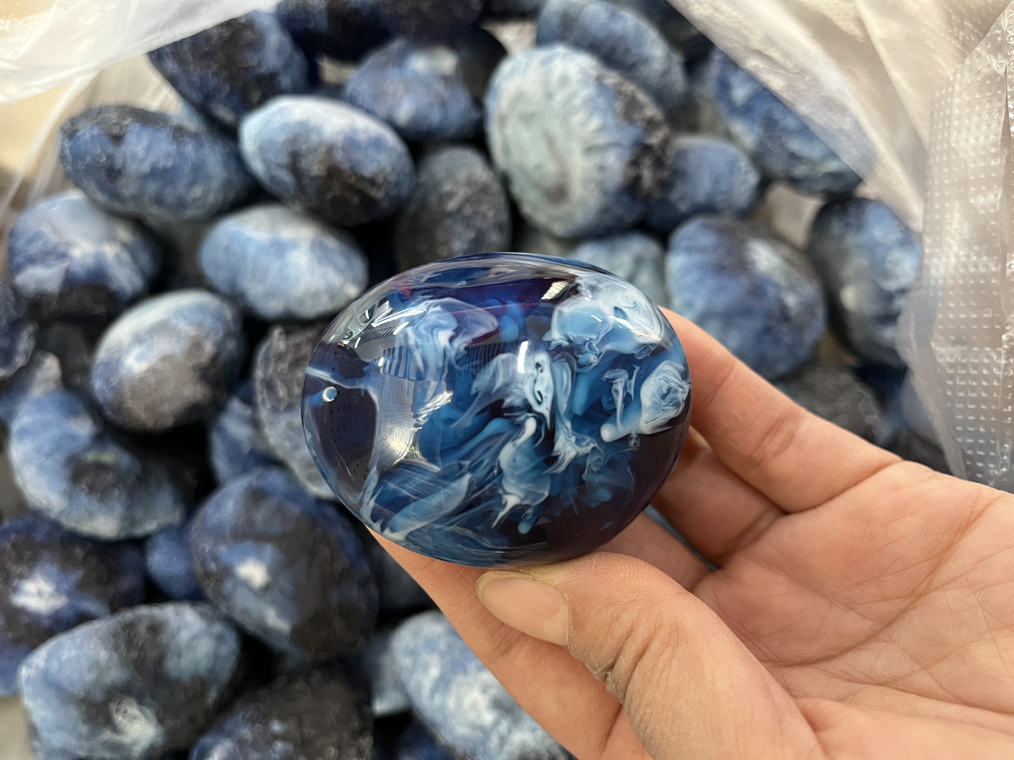 二代蜜蜡原石，鹅卵石形蓝蜜，手工DIY原料文玩产品图