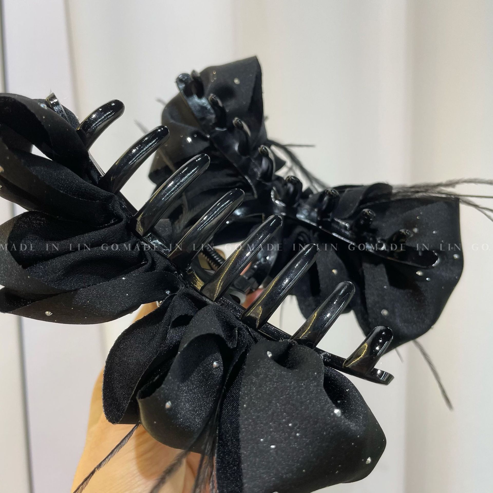 New simple and high-end starry sky satin feather gripper, versatile to show hair volume, heart water diamond, and niche shark hair gripper for women Application Scenario