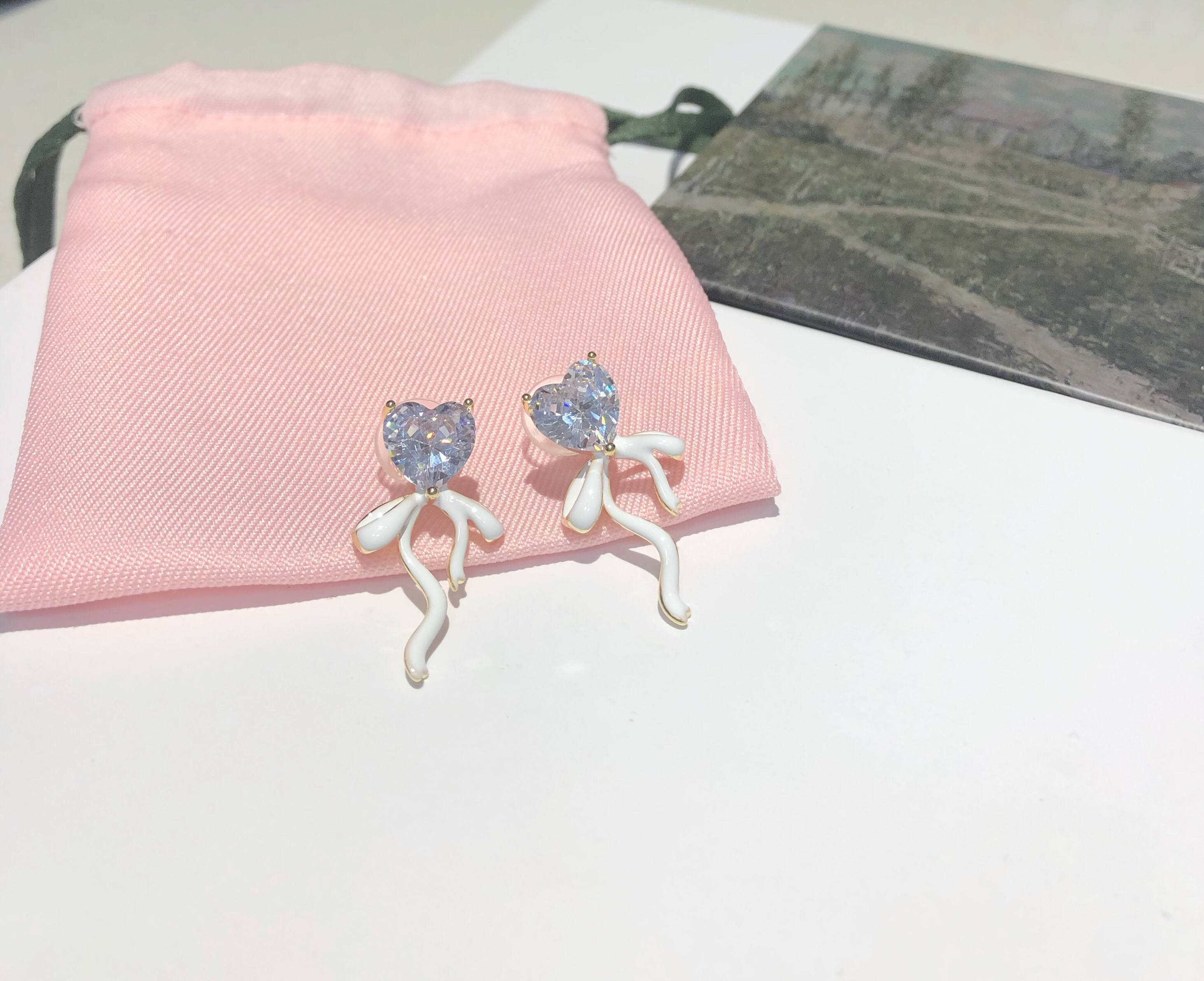 珐琅釉精致耳饰 优雅耳钉 女士时尚首饰 简约大方耳环耳饰产品图