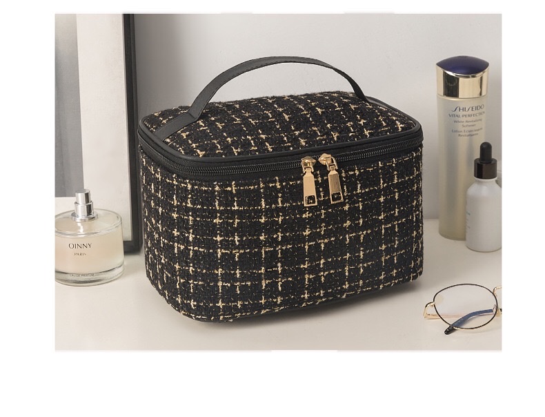 New large-capacity small chanel-style makeup bag, girl storage toiletry bag, travel high appearance level cosmetics storage bag detail image 10