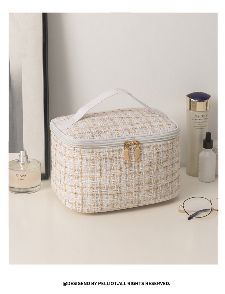 New large-capacity small chanel-style makeup bag, girl storage toiletry bag, travel high appearance level cosmetics storage bag detail image 9