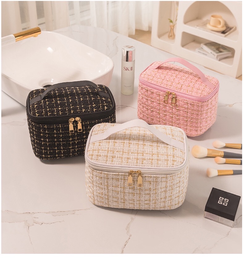 New large-capacity small chanel-style makeup bag, girl storage toiletry bag, travel high appearance level cosmetics storage bag detail image 8