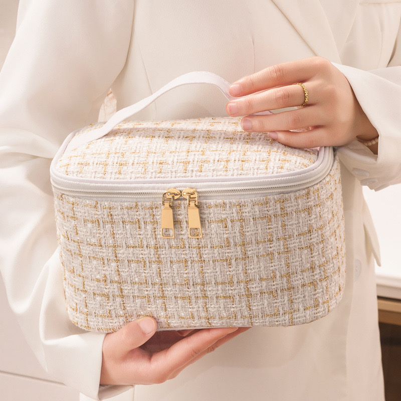 New large-capacity small chanel-style makeup bag, girl storage toiletry bag, travel high appearance level cosmetics storage bag details Picture