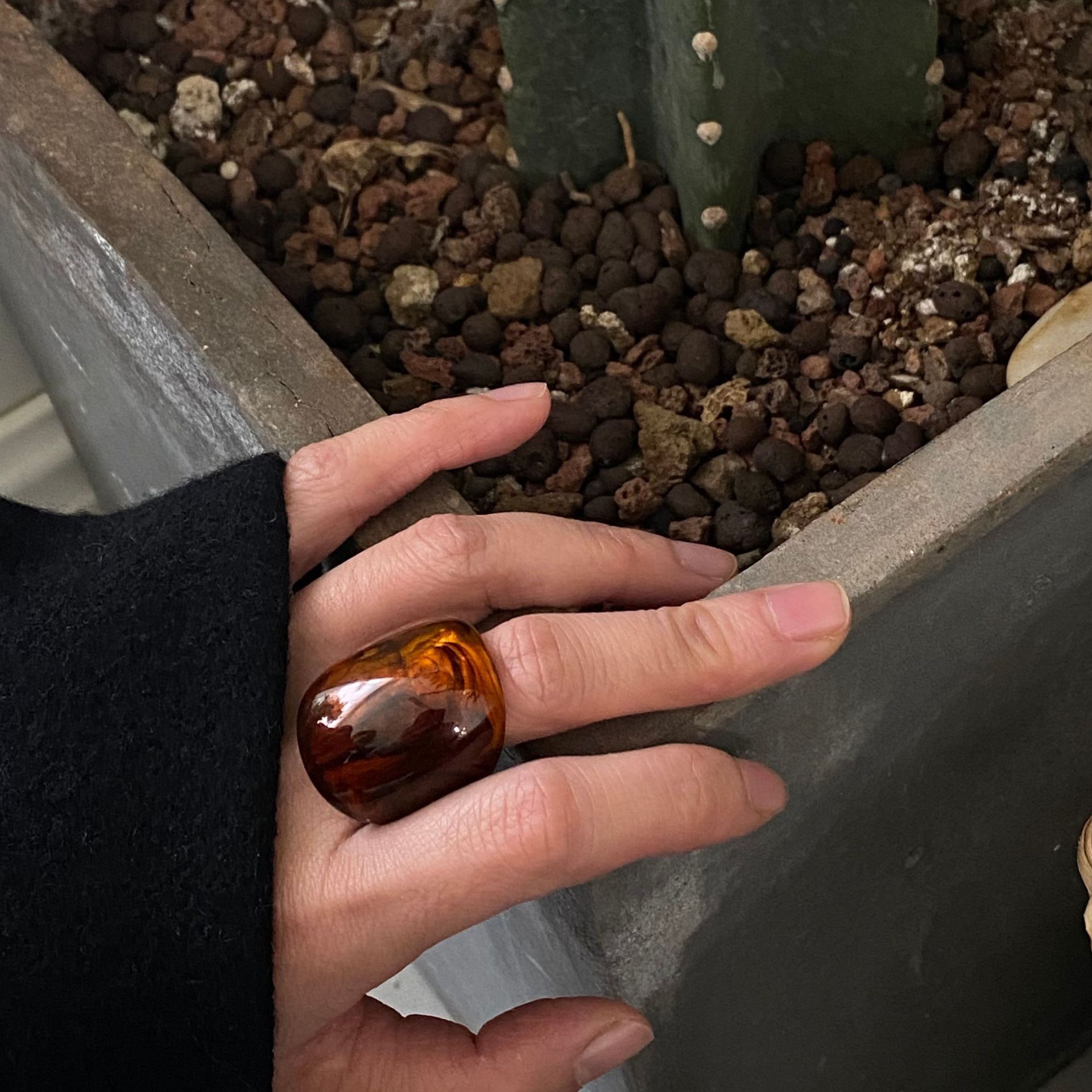 The anti-jade silver ring is a unique design for women. The alloy jade ring is fashionable and trendy, exuding a strong sense of luxury Specification image