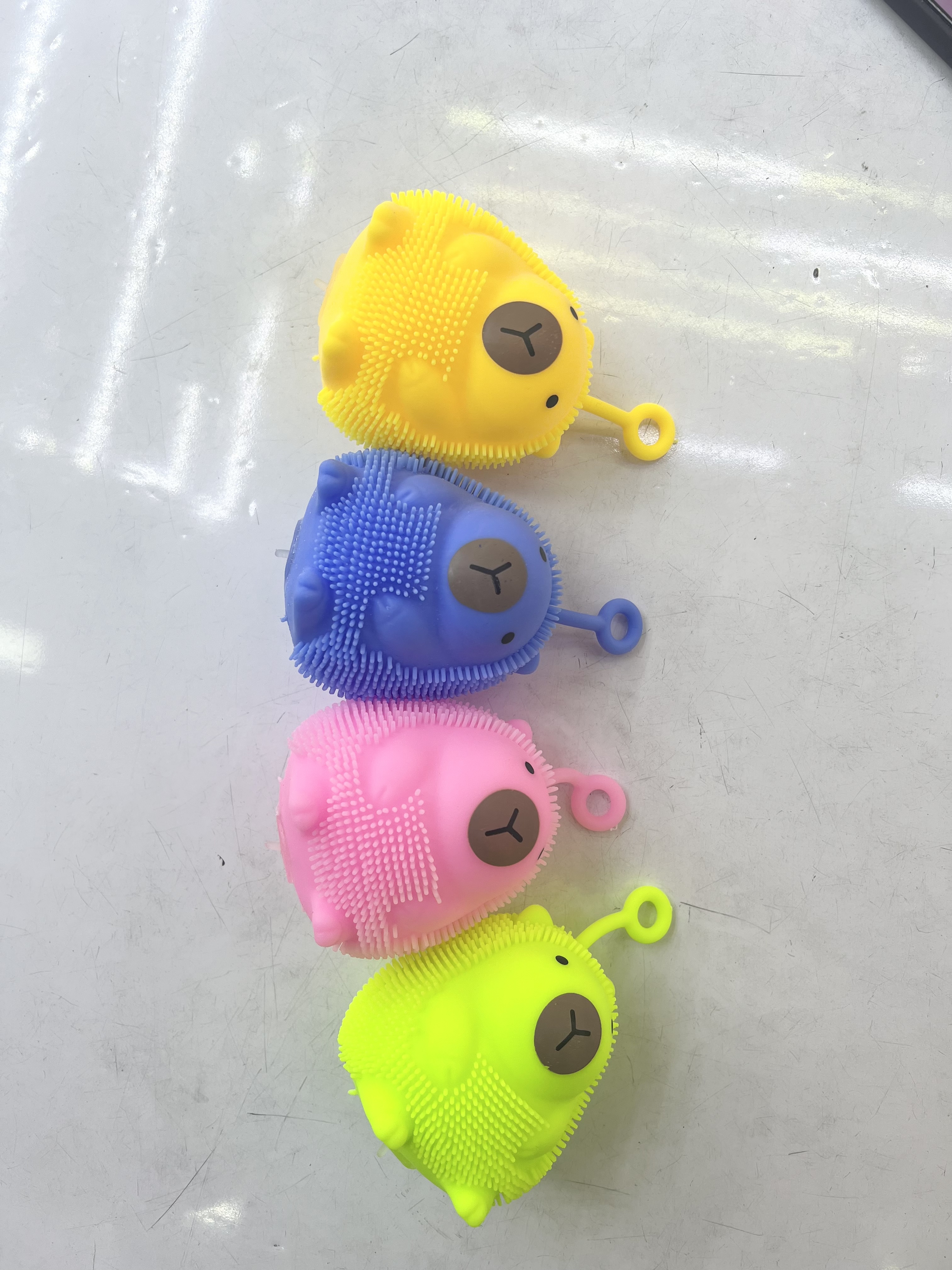 炫彩细毛球发光细毛球发光毛毛球毛毛球闪光毛球，不同的形状不同的造型，晃动一下会发光白底实物图