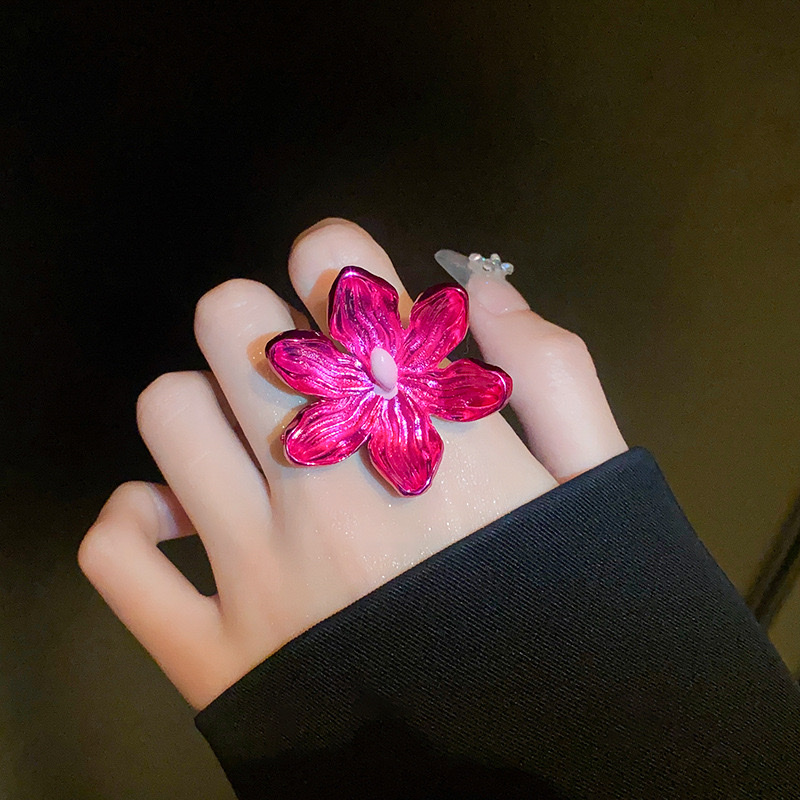 The anti-jade silver ring is a unique design for women. The jade ring is exquisite and the alloy ring is a simple and fashionable jewelry accessory Application Scenario