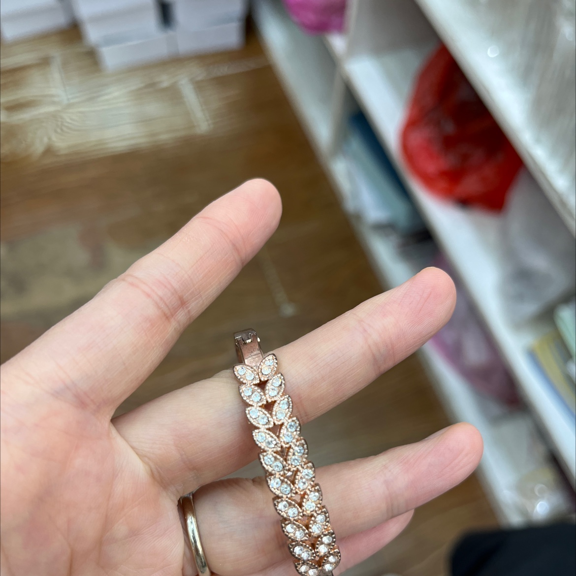 This is a high-end, light luxury and niche couple bracelet that is popular on Instagram. A man can give his girlfriend this bracelet as a gift details Picture