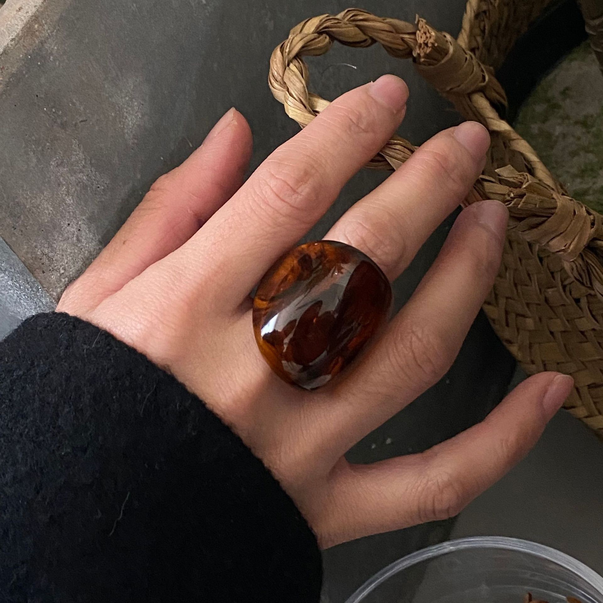 The anti-jade silver ring is a unique design for women. The alloy jade ring is fashionable and trendy, exuding a strong sense of luxury details Picture