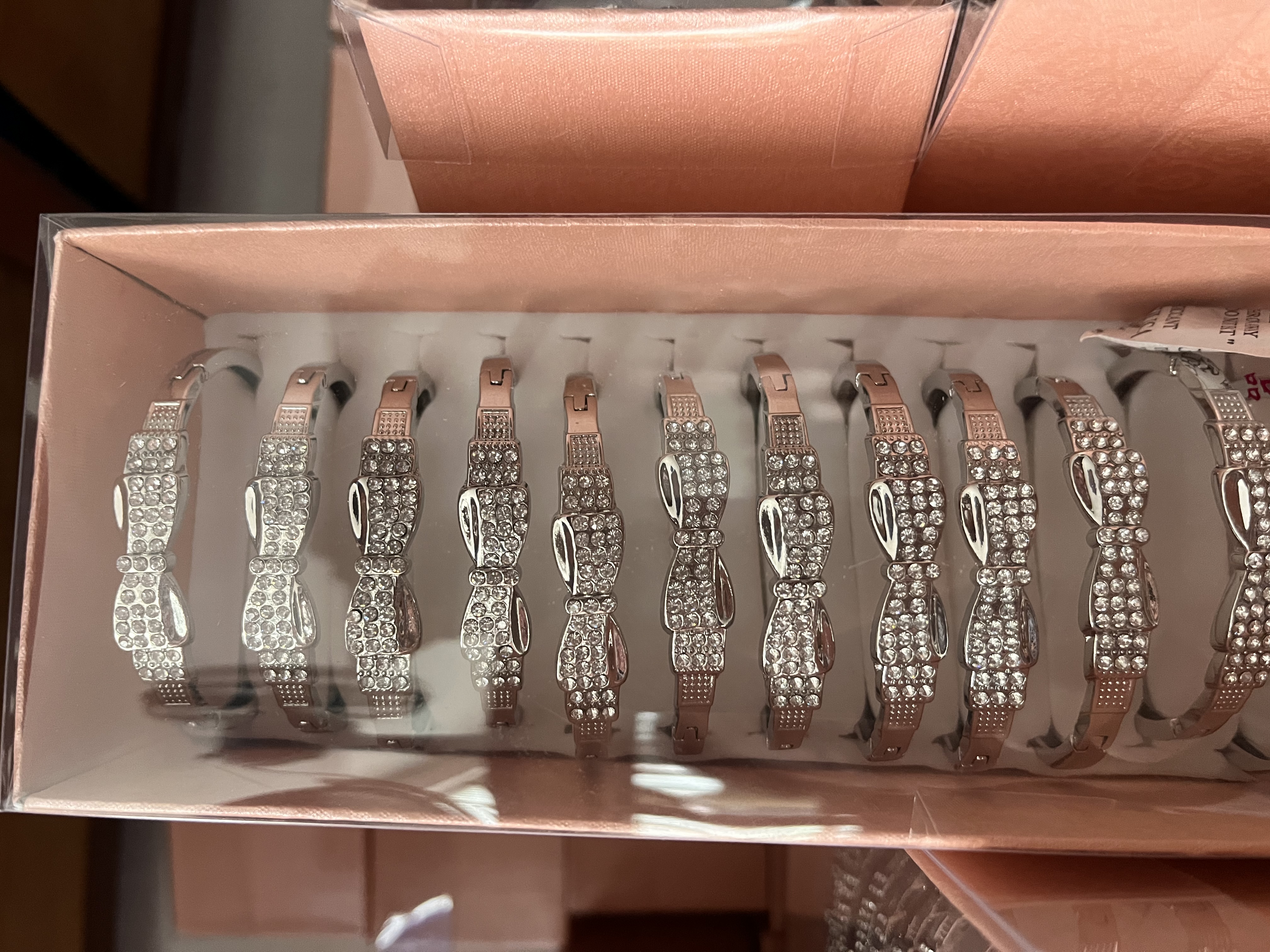 This is a high-end, light luxury and niche couple bracelet that is popular on Instagram. A man can give his girlfriend this bracelet as a gift