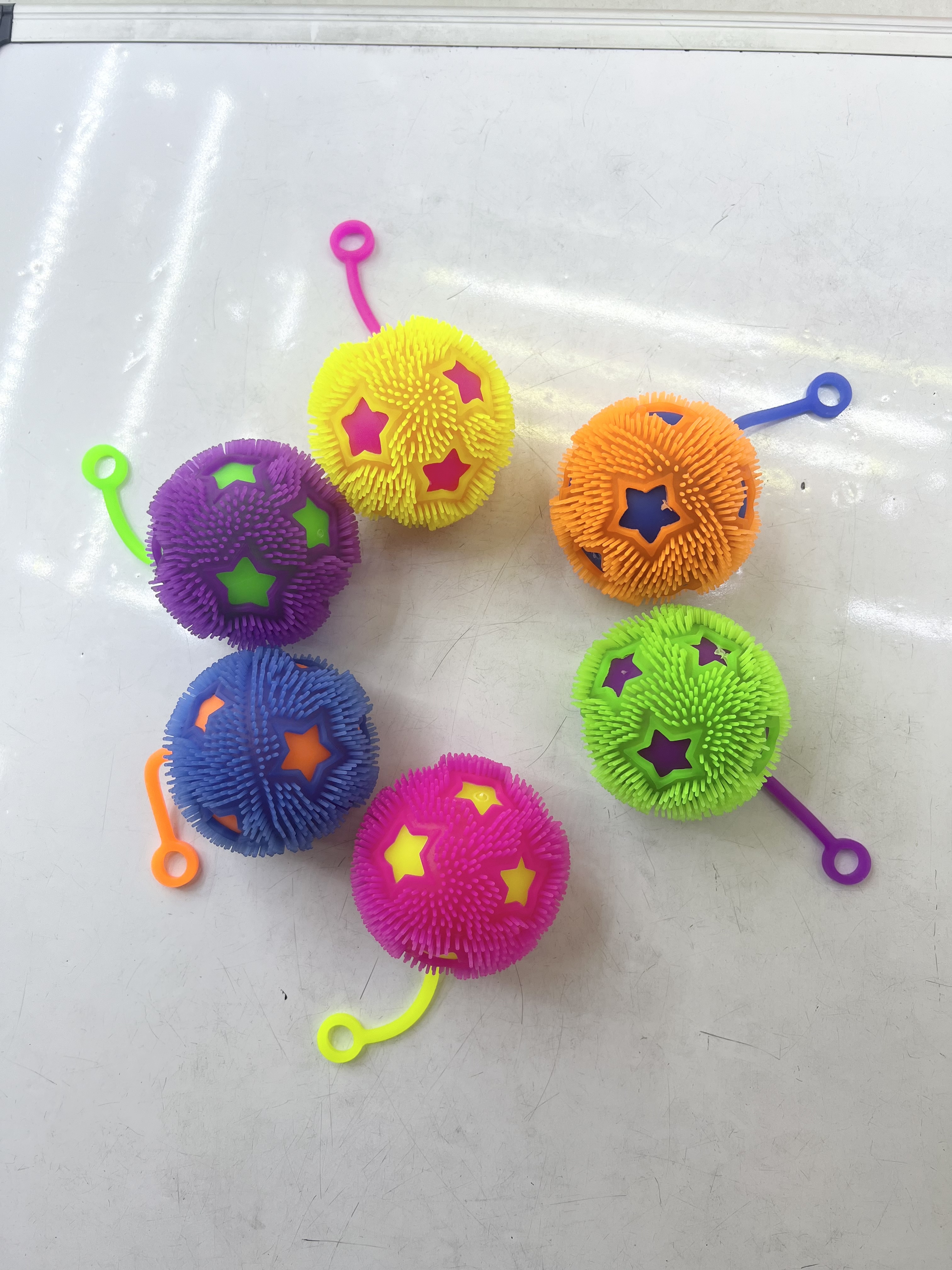 炫彩细毛球发光细毛球发光毛毛球毛毛球闪光毛球，不同的形状不同的造型，晃动一下会发光细节图