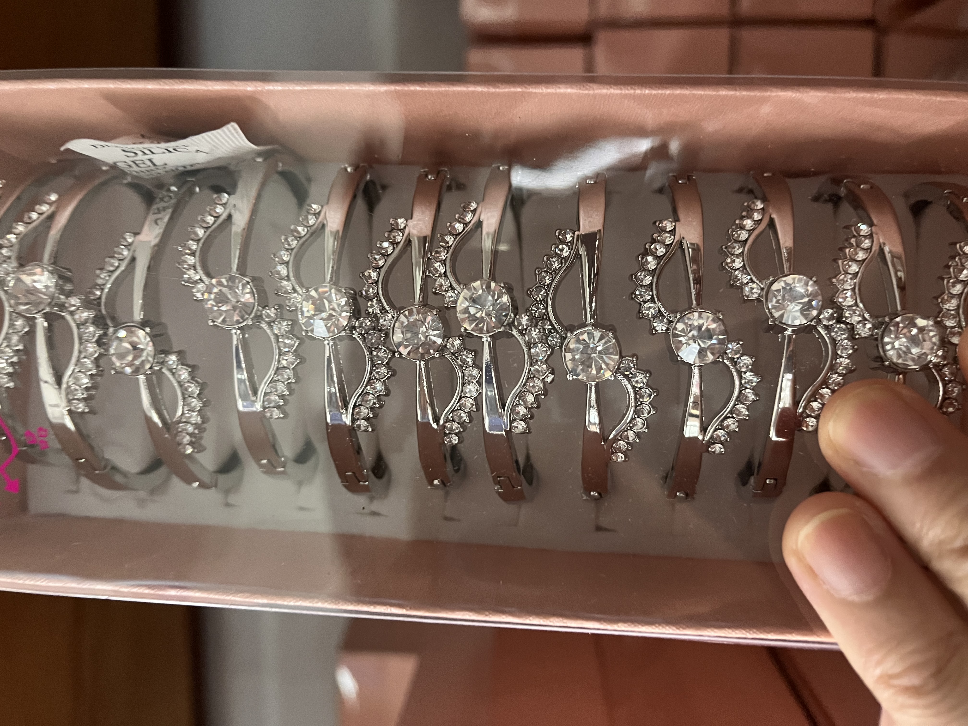 This is a high-end, light luxury and niche couple bracelet for women, a gift bracelet for men to give to their girlfriends, and a birthday gift bracelet Application Scenario